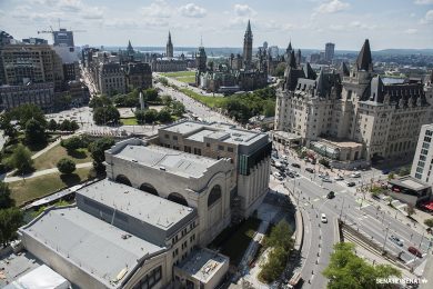 Le Sénat canadien, avec le Parlement en arrière plan.