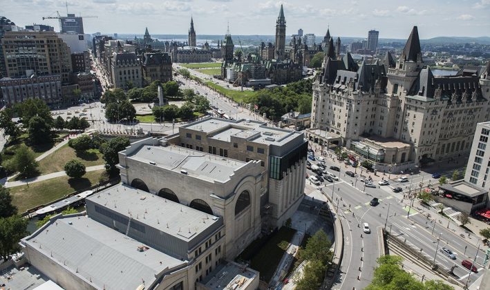 Le Sénat canadien, avec le Parlement en arrière plan.